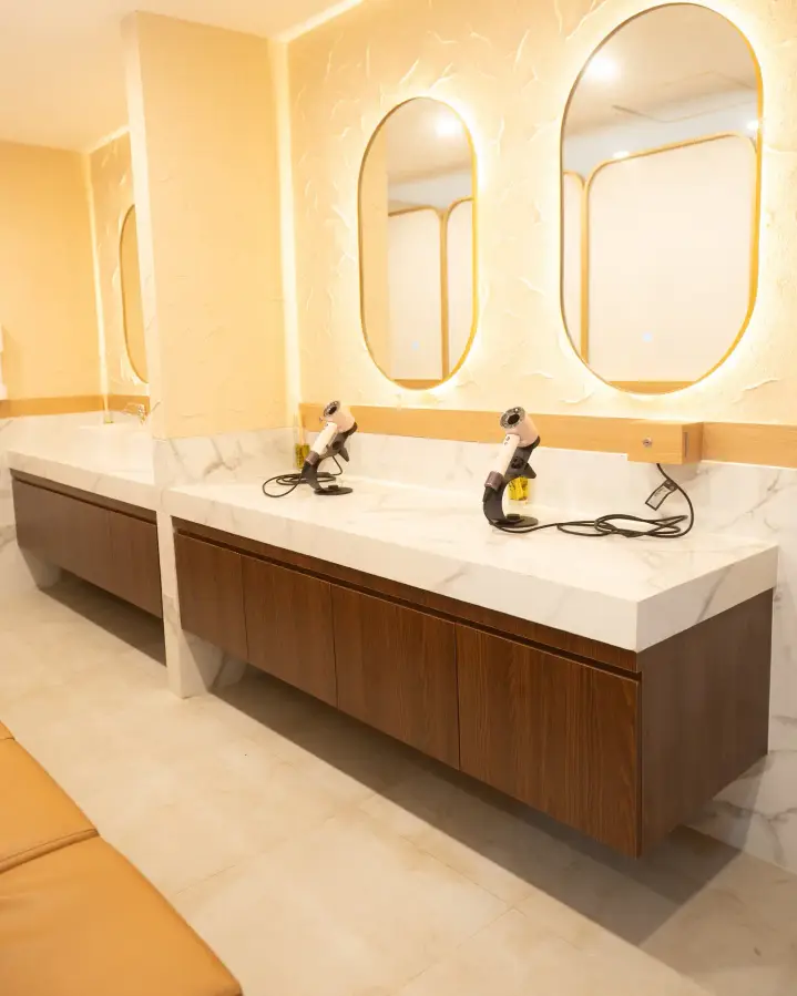 Changing room with oval mirrors